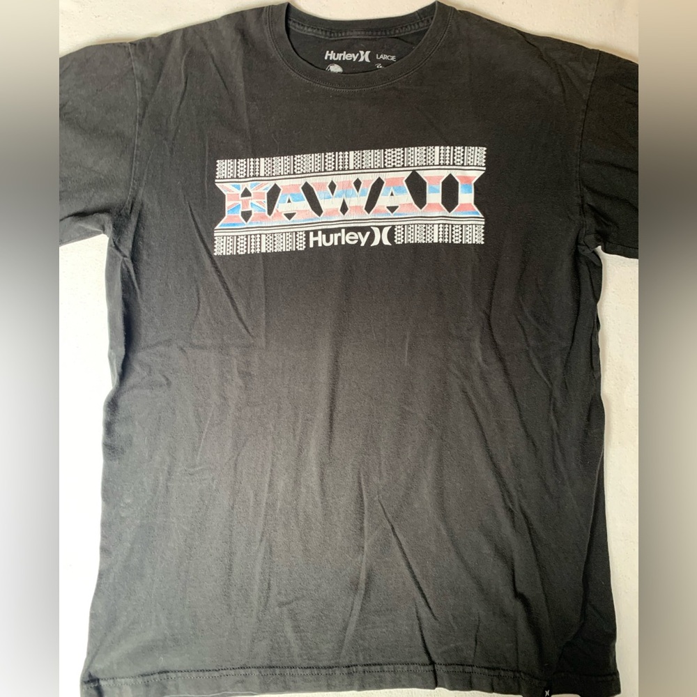 VINTAGE Hurley Black Short-Sleeve Hawaii Graphic Tee with Multicolor Print